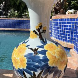 Chinese HandPainted Porcelain vase 