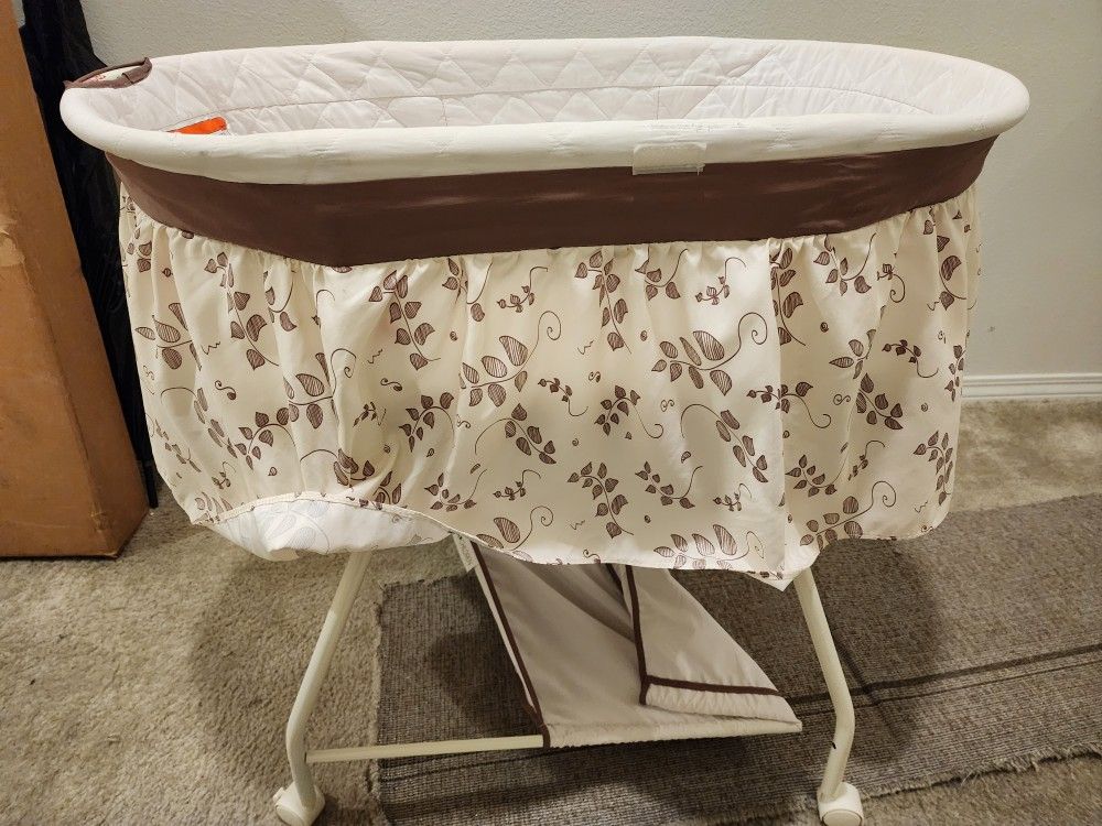 Gently Used Newborn Bassinet for Sale – Excellent Condition