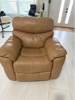Tan recliner - City Furniture