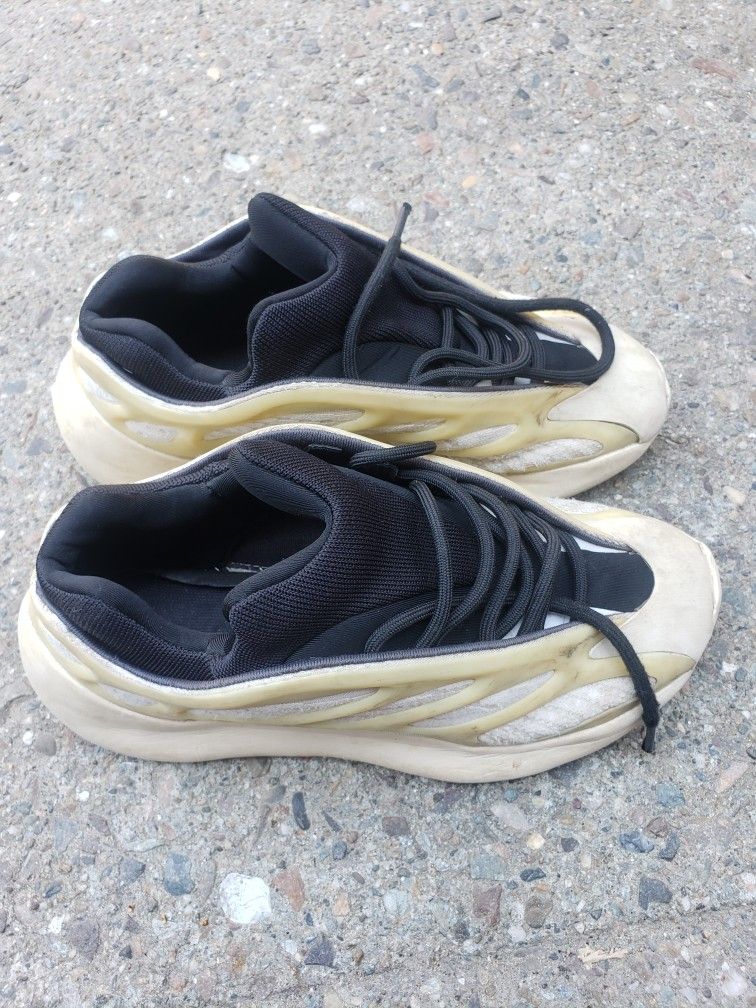 Adidas Yeezy 700 V3  Size 7  