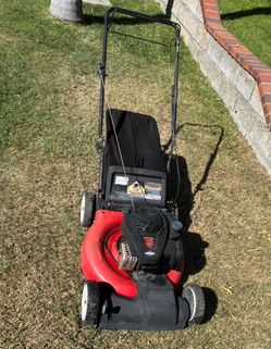 Yardmachine 21” self propelled lawn mower with Briggs n Stratton 550 140cc engine.