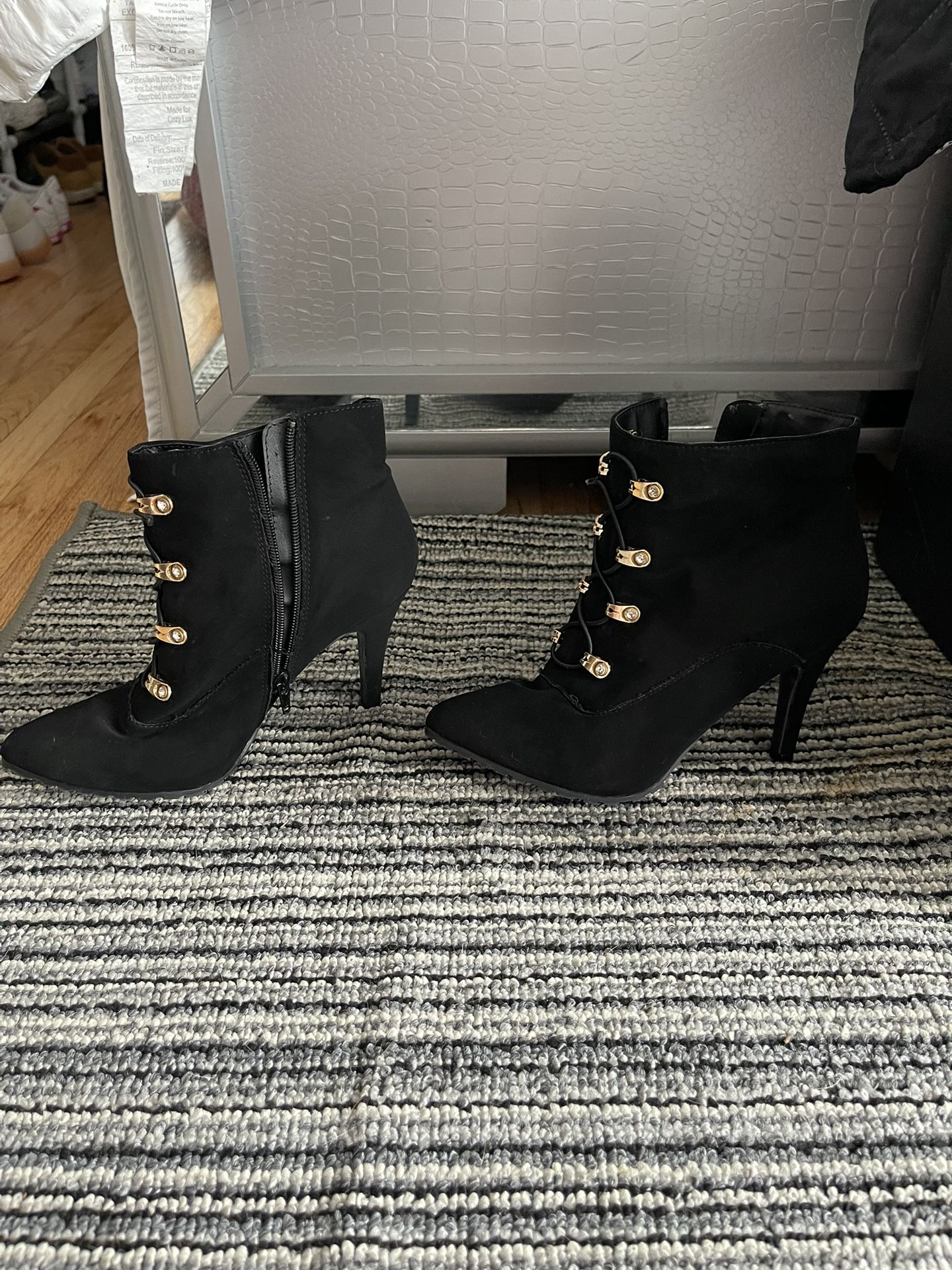 Women’s Heels Booties Black w/ gold & zipper on side $20 good condition Size 8
