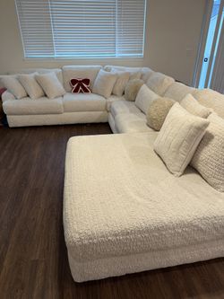 Huge cozy sectional couch with chase
