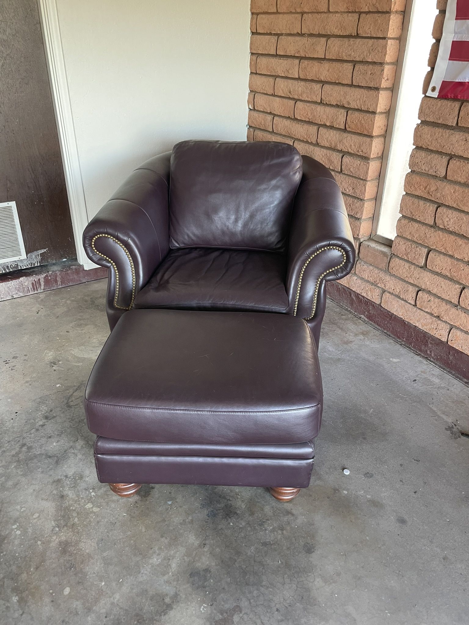 Leather Couch and Chair (Coja Leatherline of Canada)