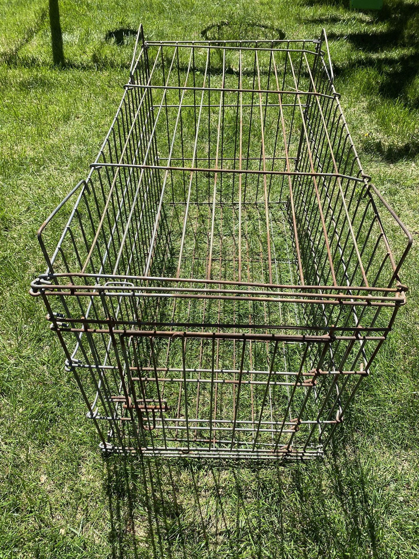 Large dog cage / crate 22 Wide 25 High and 42 Long