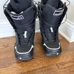 Burton Moto Snowboard Boots – Men’s (Size 6)