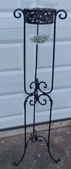 Metal stand with hurricane glass