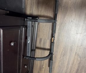 Door pull bar