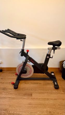Sunny Health & Fitness  Indoor Cycling Bike – Upgraded Peloton-Compatible Pedals