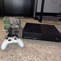 Xbox One With 2 Controllers And Games
