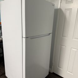 Fridge/ Refrigerator 
