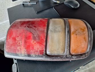 GMC chevrolet chevy tahoe suburban 1500 Passenger tail light GM 1(contact info removed) Luz trasera