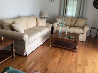 Matching sofa & loveseat couch