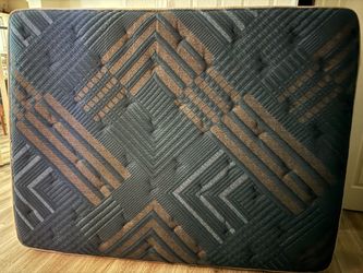Queen mattress (less than year old)