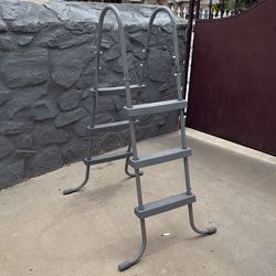 Pool ladder
