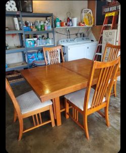 DININGROOM TABLE WITH 4 CHAIRS
