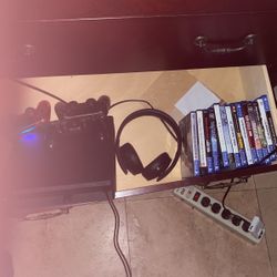 Ps4 1tb +wireless Ps4&5 Headphones With 3 Wireless Ps4 Controllers Also Comes With All The Cords And 3 Months Of PlayStation Plus +20games