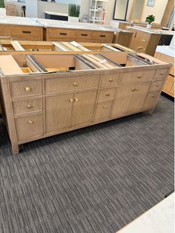 83” Bathroom vanity in wood Color