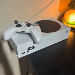 Xbox Series S – Like New, Includes Controller & Cables