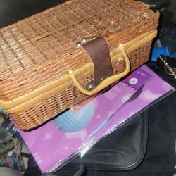 Vintage Basket W Close Latch