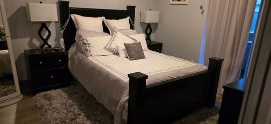 Queen size Tempurpedic Mattress w/ movable base