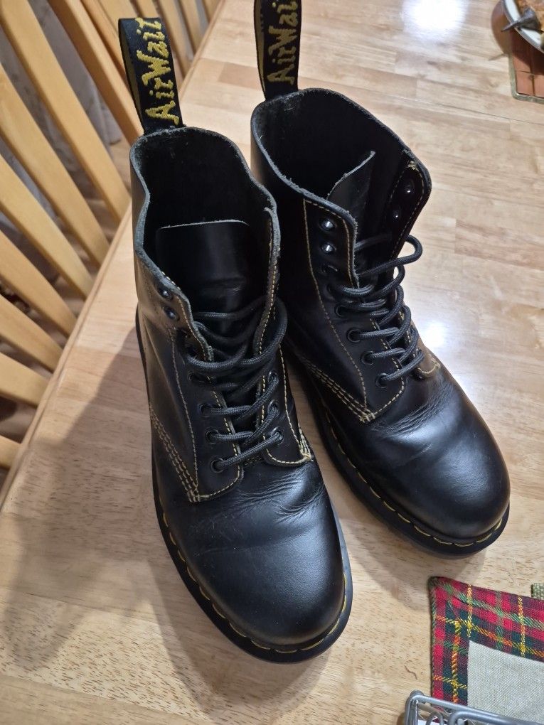 Woman's Dr Martens Air Wair Size 9