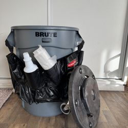 Brute 32 Gallon Trash Can