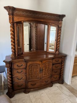 4 Piece Bedroom Set 2 Night Stands Two Big Dressers