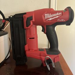 Milwaukee 2746-20 M18 FUEL 18-Gauge Tool Free Drive Compact Brad Nailer