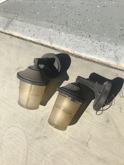 2 exterior lantern lights