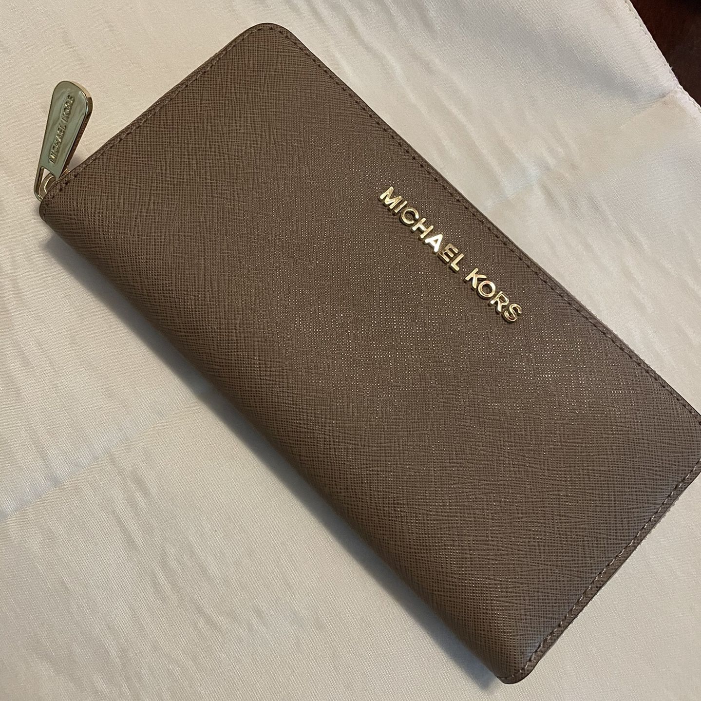 MICHAEL KORS CLUTCH/wallet for Sale in Philadelphia, PA - OfferUp