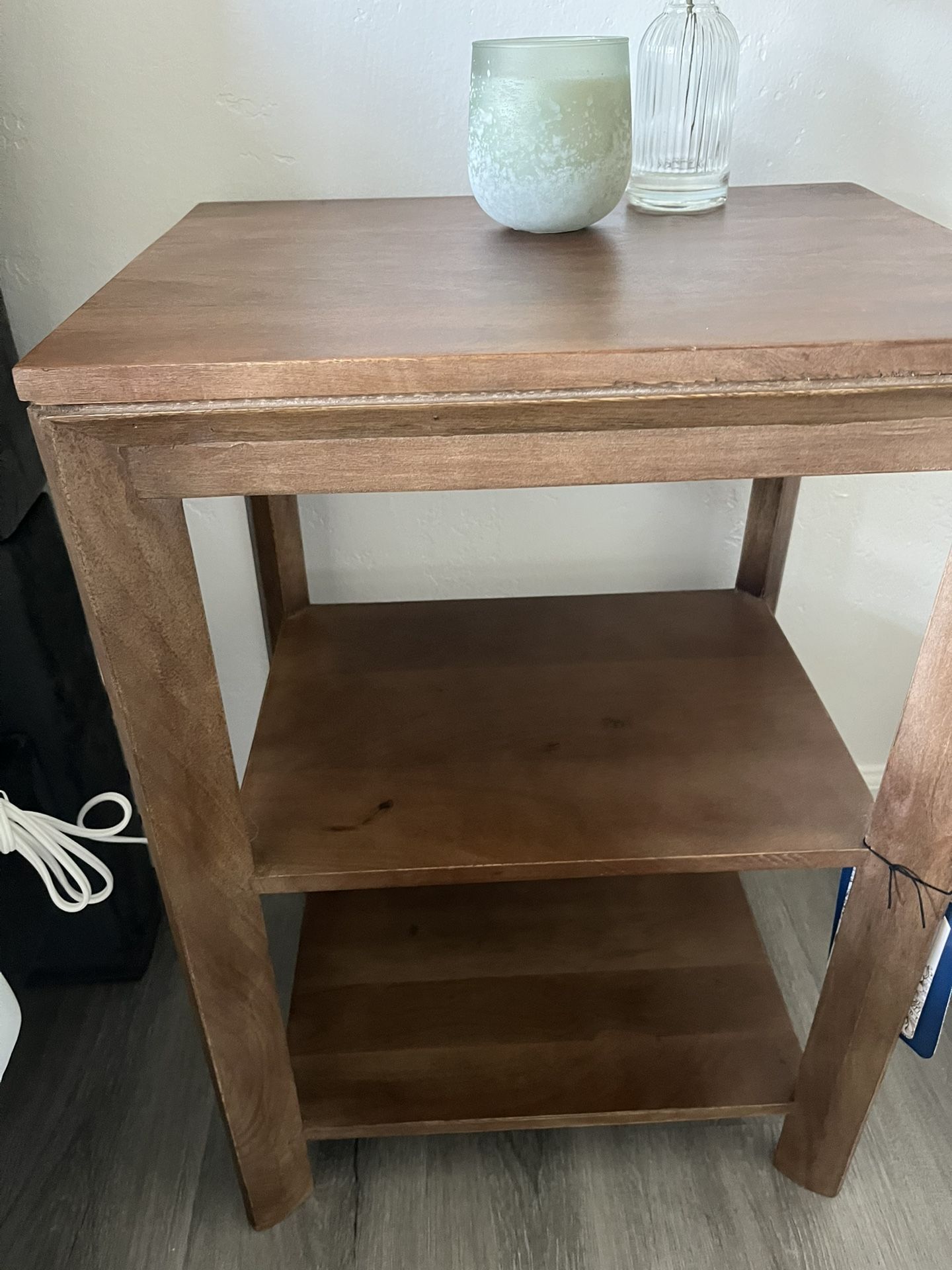 Pair of 2 end tables / side tables / nightstands