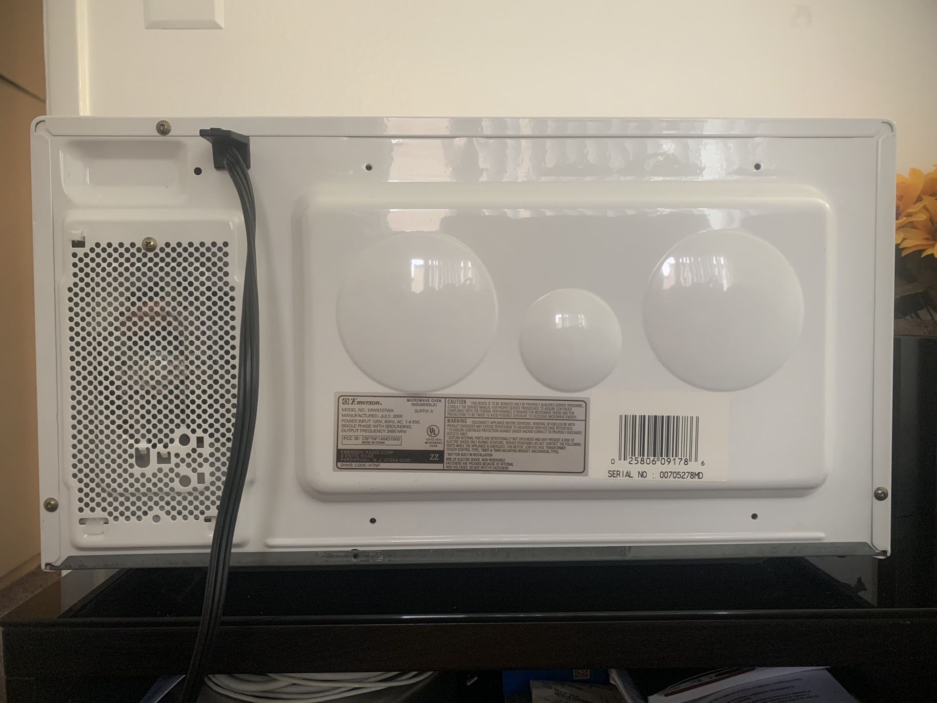 Emerson Microwave Oven 1.1 Cu ft. 1000 watt for Sale in San Diego, CA