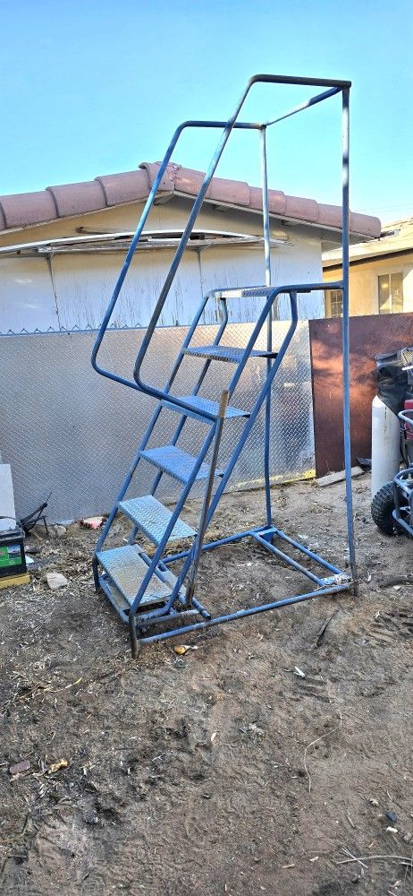 Heavy Duty Warehouse Industrial Step Ladder Very Safe And Stable Has Wheels And Brake Escalera  