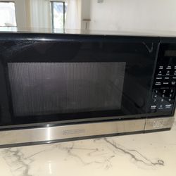Black & Decker Microwave w/ Turntable Push-Button Door, Child Safety Lock, 1000W, 1.1cu.ft, Black & Stainless Steel, 1.1 Cu.ft
