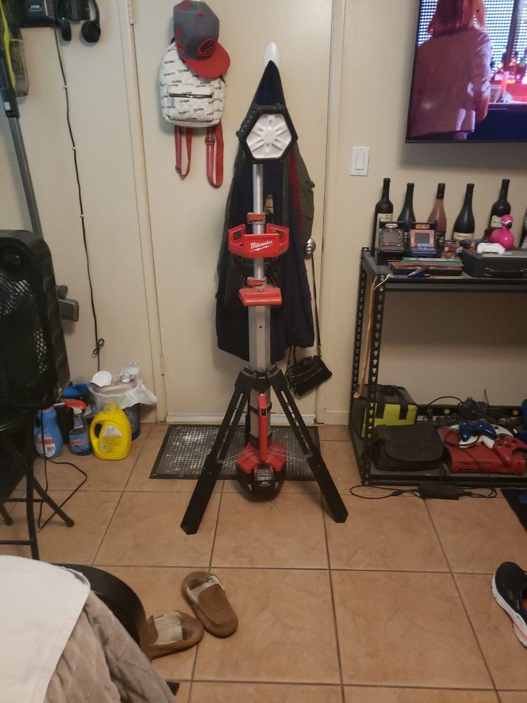 Milwaukee Rocket Dual Power Tower Light + 1 Battery And 1 Charger