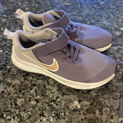 Nike Girl Shoes Size 1  ( They Look Like New  )