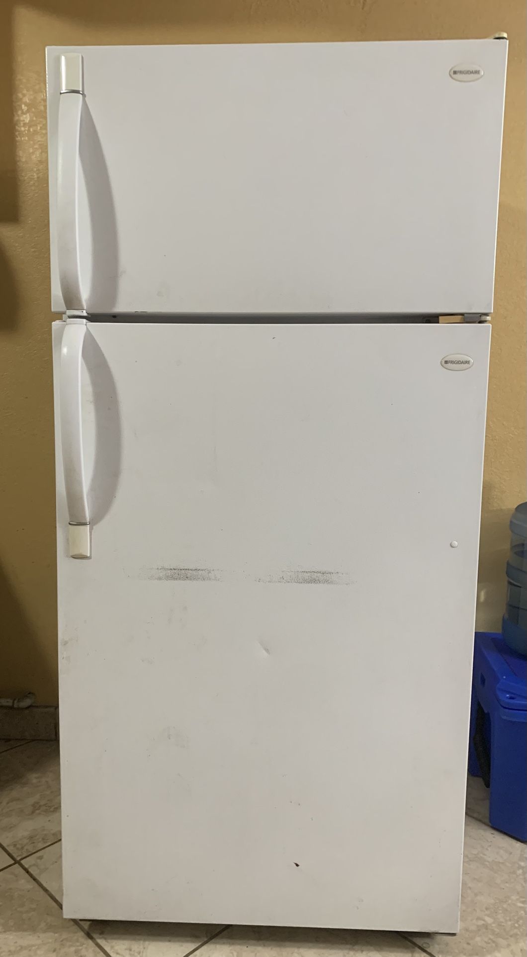 FRIGIDAIRE REFRIGERATOR