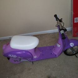 Girls. Kiki Razer Scooter