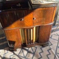 1941 Rca Victrola, Record Player And Radio And Working Condition In Good Condition $140