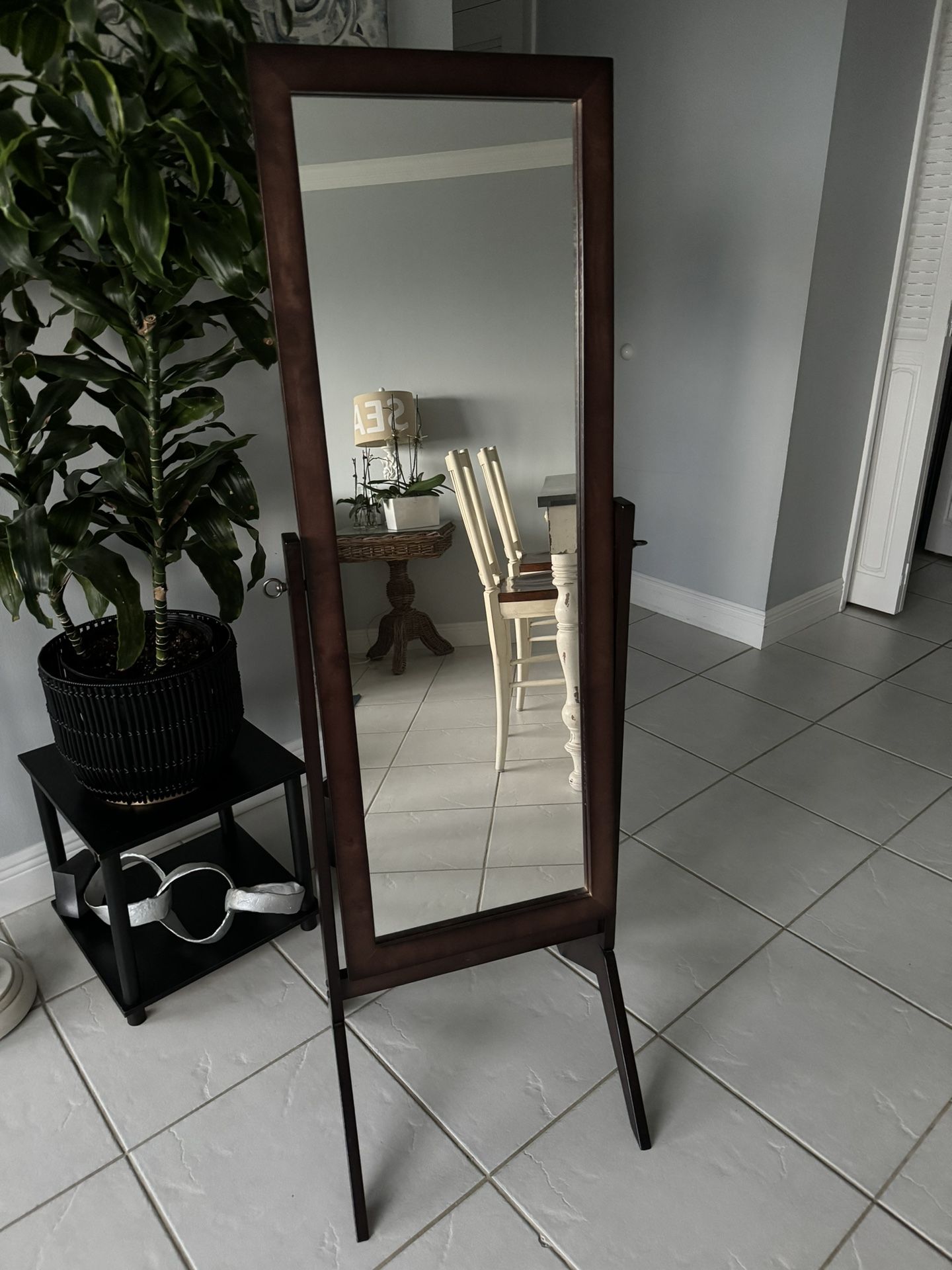 Mirror, Stand 
