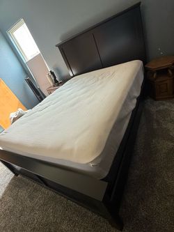 Black Wood Queen Bedroom Set