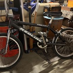 Vintage redline proline comp. It’s black and chrome and it’s been around a long time.
