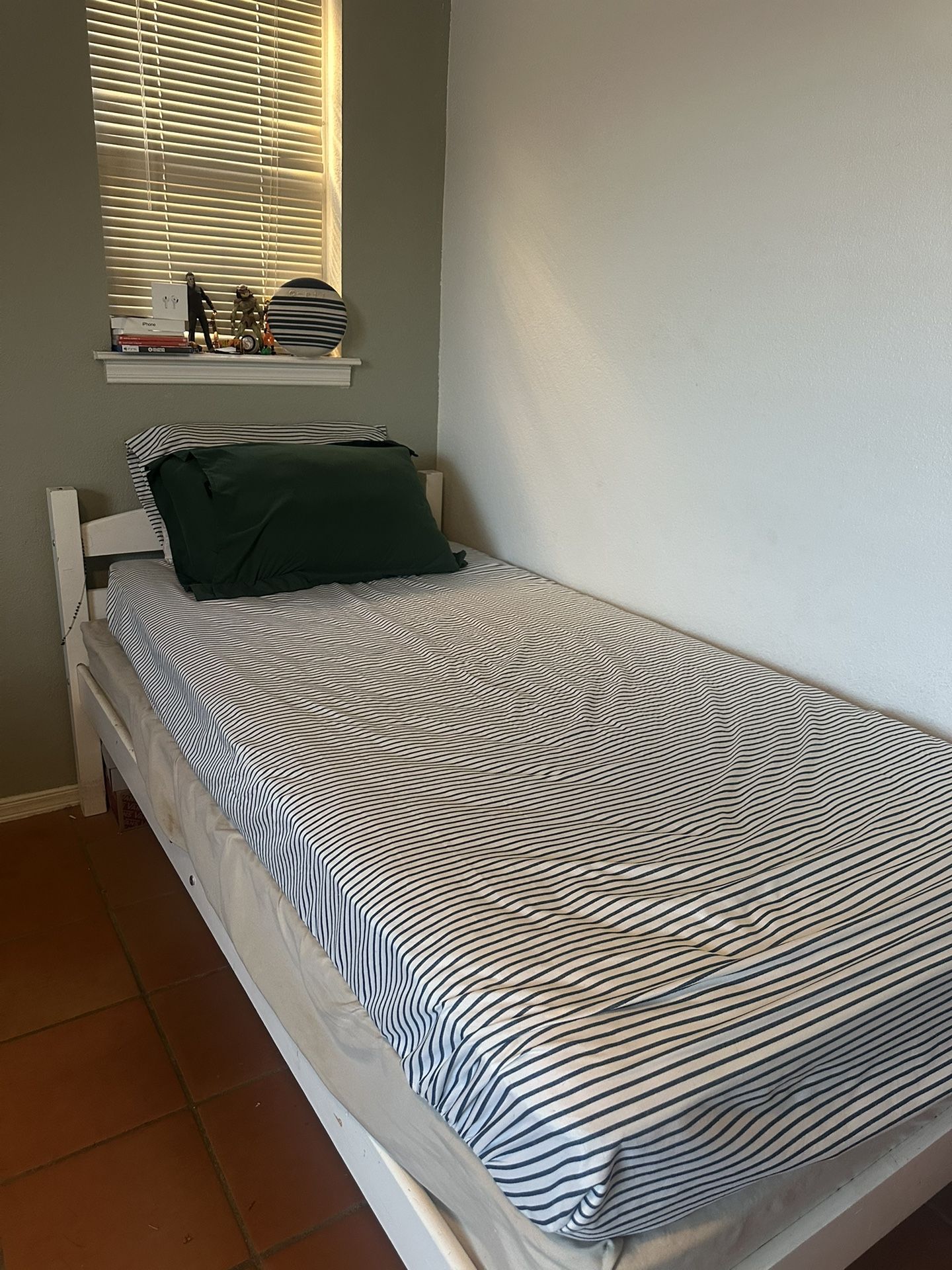 Twin Bed 2 Mattresses