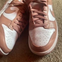 Nike low dunks  (SIZE 8.5 women