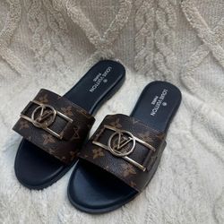 New LV Sandals Size 7.5