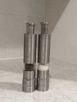 Thumb Salt & Pepper Mills Set