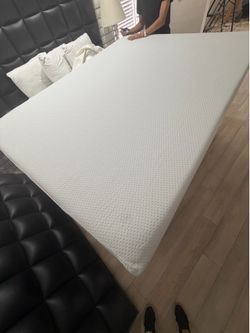 Queen size memory foam bed set