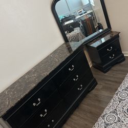 Dresser With Mirror 