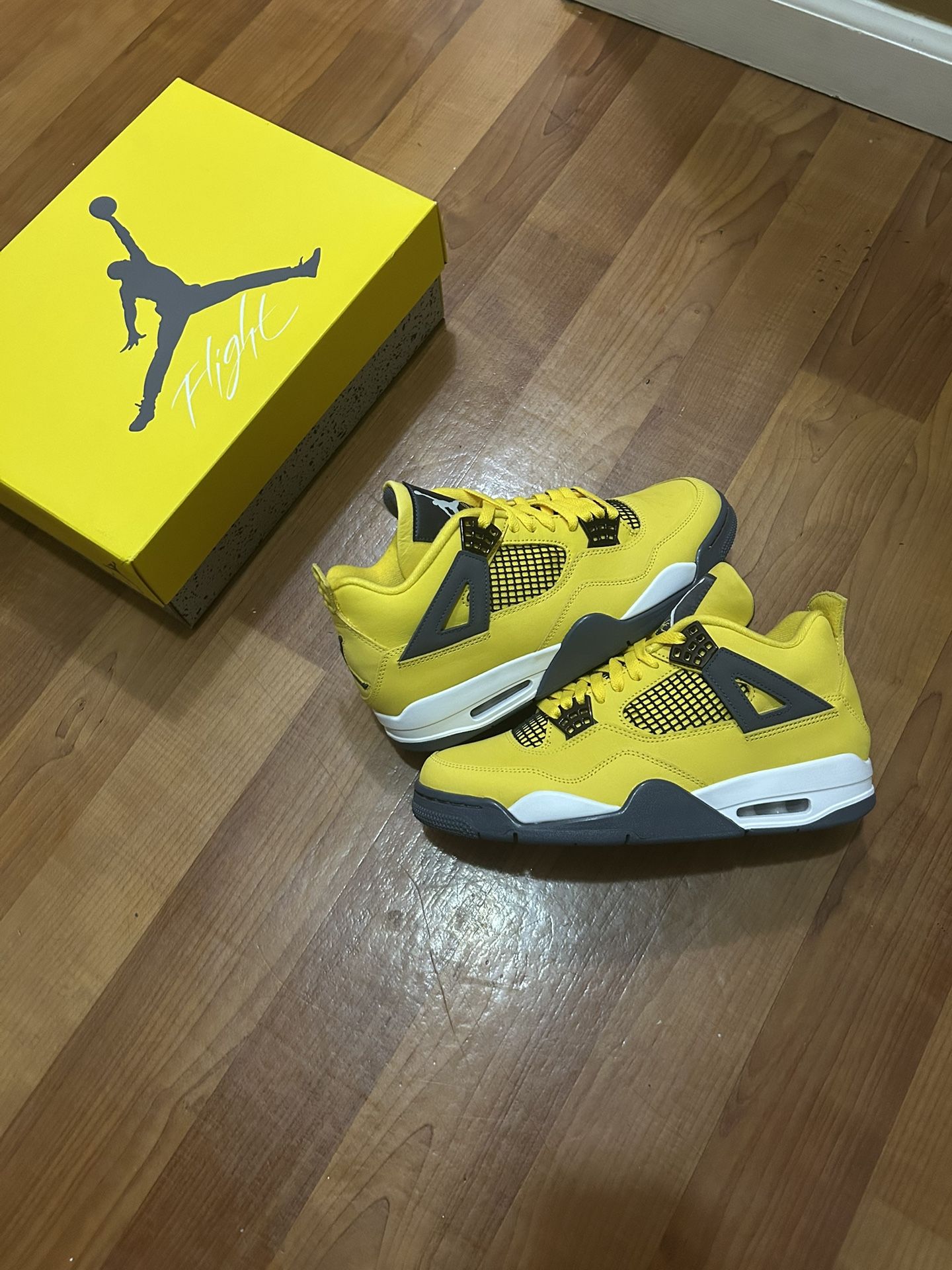 Jordan 4 Lightning Size 9 Brand New